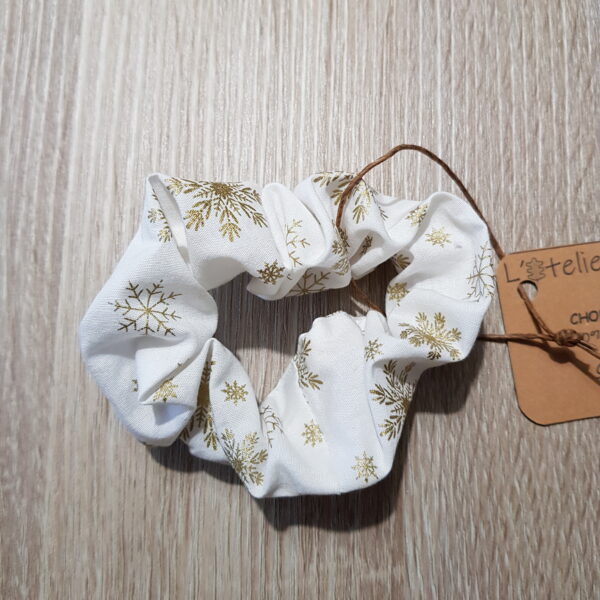 Chouchou élastique flocons dorés sur fond blanc