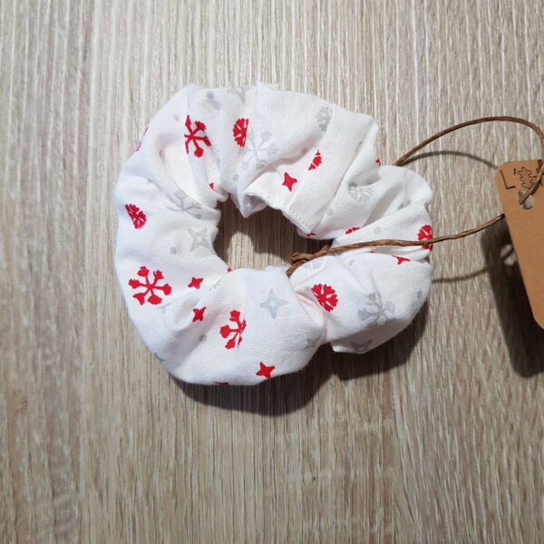 Chouchou élastique flocons rouges et gris sur fond blanc