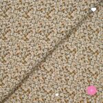 Petites fleurs blanches et noisettes sur fond beige