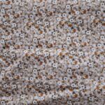 Petites fleurs blanches et noisettes sur fond beige
