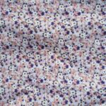 Petites fleurs blanches et violettes sur fond rose