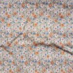 Petites fleurs saumon et bleu grisé sur fond beige