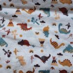 Petits dinos paprika, raisin et vert de gris fond écru