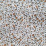 Petites fleurs blanches et noisettes sur fond beige