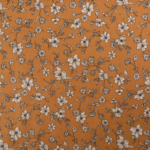 Fleurs écrues sur fond caramel