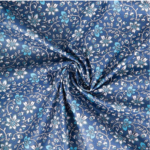 Fleurs et feuillage écru et bleu sur fond bleu marine