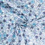 Fleurs bleues et mauves sur fond blanc