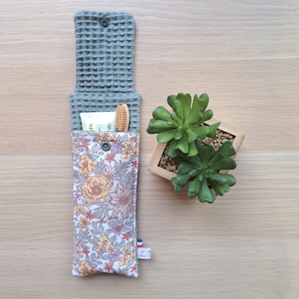 Pochette à brosse à dents et dentifrice