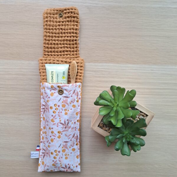 Pochette à brosse à dents et dentifrice