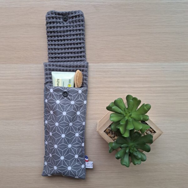Pochette à brosse à dents et dentifrice