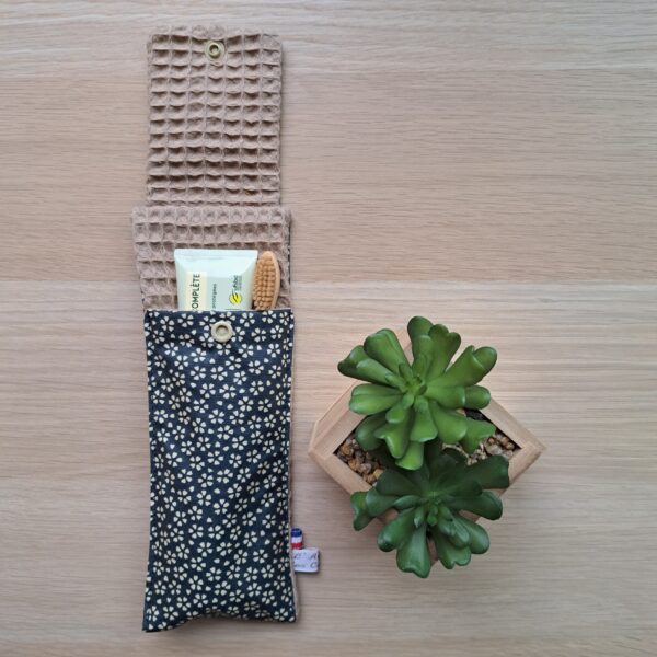 Pochette à brosse à dents et dentifrice