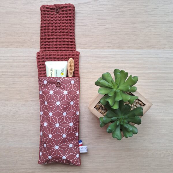 Pochette à brosse à dents et dentifrice