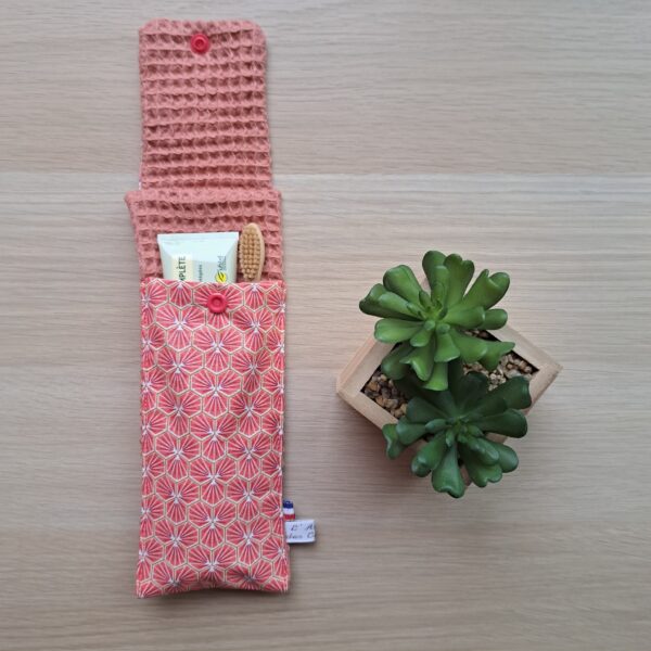 Pochette à brosse à dents et dentifrice