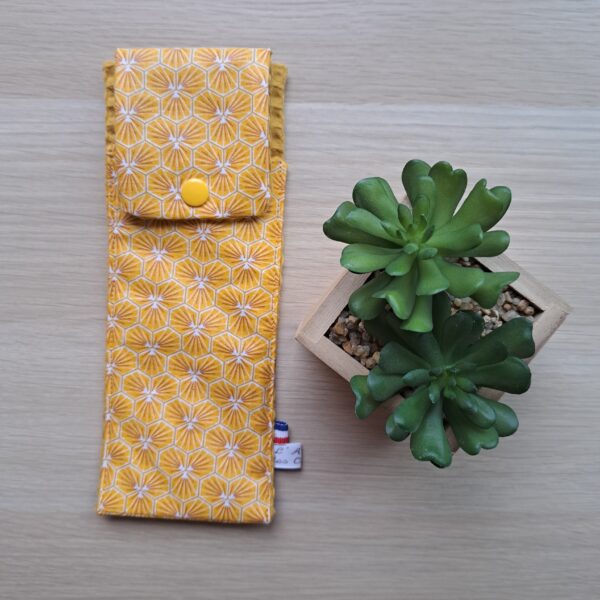 Pochette à brosse à dents et dentifrice