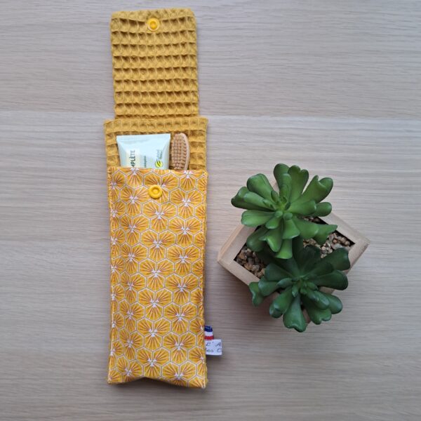 Pochette à brosse à dents et dentifrice