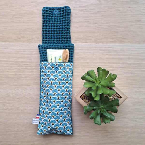 Pochette à brosse à dents et dentifrice